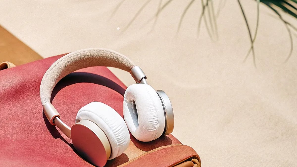 Top Noise-Canceling Tech for Travelers in 2025